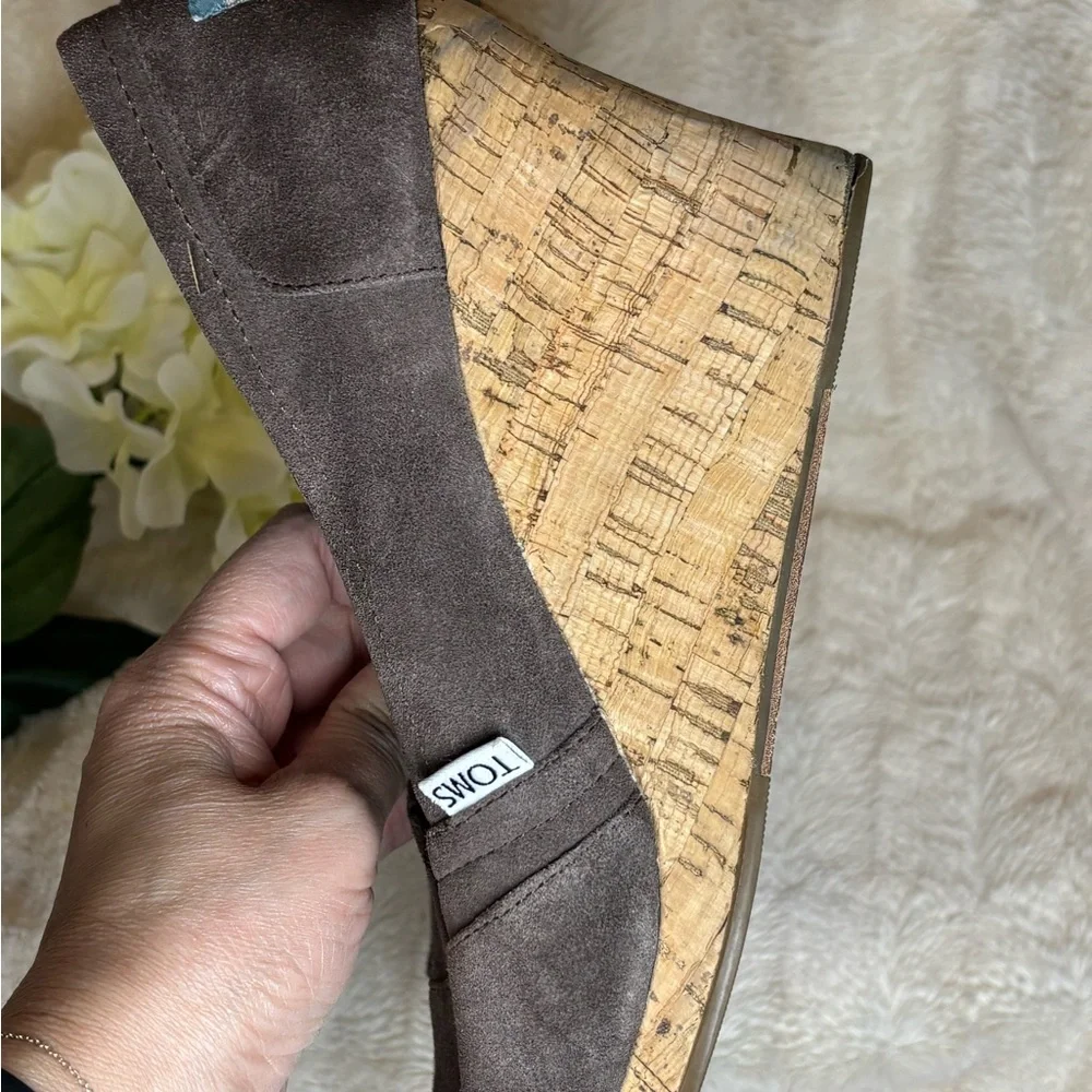 TOMS Women's Taupe Suede Wedges size 9